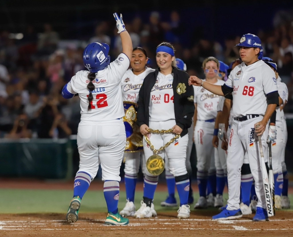 En el diamante, el poder de las jaliscienses se hizo sentir desde un comienzo. Foto tomada de X @charrosbeisbol.