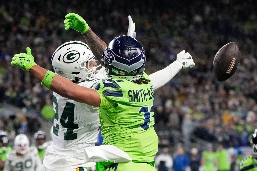 Carrington Valentine, de los Green Bay Packers, golpea el balón de Jaxon Smith-Njigba, de los Seattle Seahawks, durante la segunda mitad de un partido de fútbol americano de la NFL, el 15 de diciembre de 2024. Foto Ap
