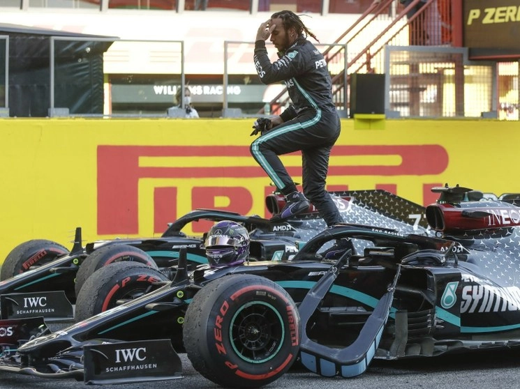 El británico Lewis Hamilton consiguió su sexta victoria en la temporada 2020 y aumentó a 55 puntos su ventaja como líder de la tabla general. Foto Ap