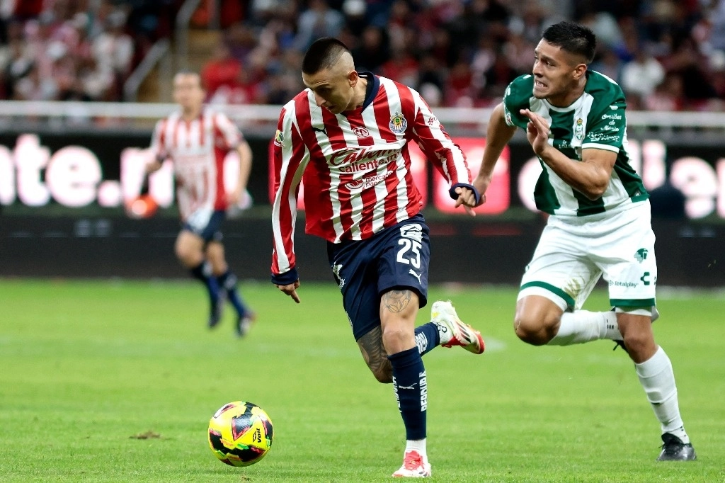 Roberto Alvarado (25) pasó de villano a héroe al marcar el gol del triunfo para Chivas, luego de fallar un penal. Foto Afp 