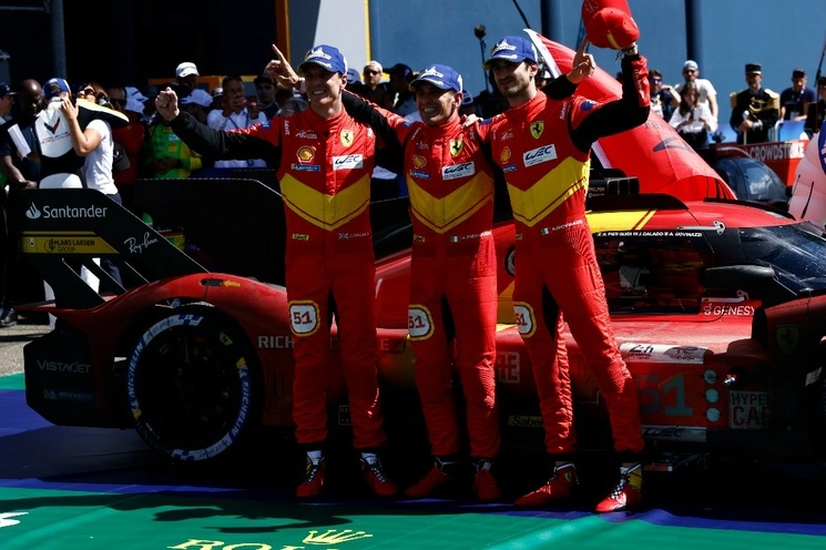 Antonio Giovinazzi (derecha), Alessandro Pier Guidi (centro) y el británico James Calado, pilotos ganadores de Ferrari en las 24 Horas de Le Mans. Foto Ap