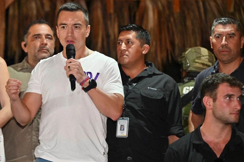 Daniel Noboa, habla con sus partidarios después de conocer los primeros resultados de la segunda vuelta presidencial en Olón, provincia de Santa Elena, Ecuador, el 15 de octubre de 2023. Foto Afp