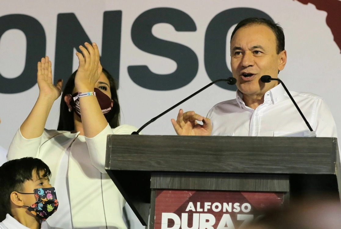 Alfonso Durazo, candidato de Morena, a la gubernatura de Sonora, festeja su victoria en las elecciones, el 6 de junio de 2021. Foto Cuartoscuro