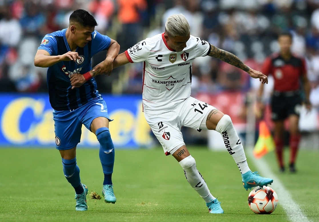 En un encuentro parejo y emocionante, los celestes se impusieron 1-0 con un gol de Santiago Giménez. Foto Afp 


