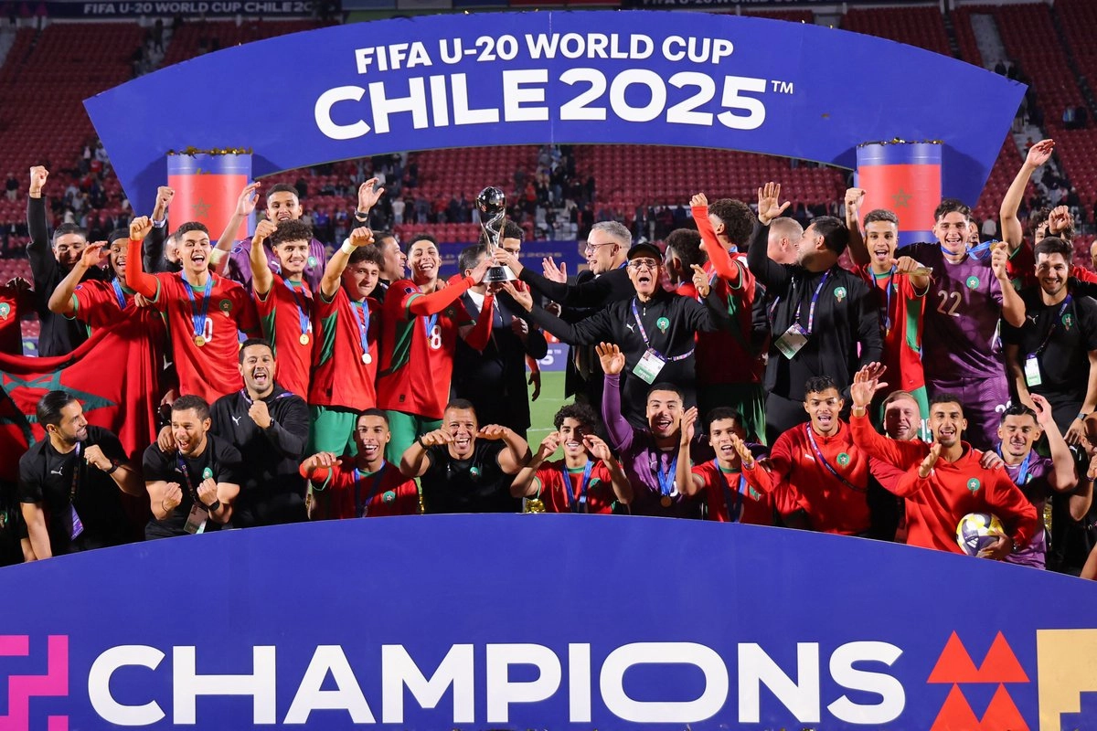 Los integrantes de la selección de Marruecos celebran con el trofeo tras ganar la final de la Copa Mundial Sub-20 de la FIFA 2025 entre Argentina y Marruecos en el Estadio Nacional de Santiago el 19 de octubre de 2025.
