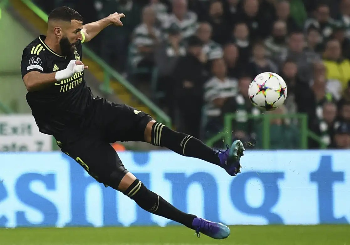 Karim Benzema, el mejor futbolista de la UEFA la temporada pasada, salió ayer por un golpe en la rodilla izquierda en la victoria 3-0 de los merengues ante el Celtic. Foto Afp 