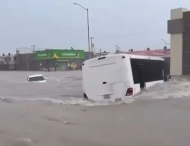 Un autobús de pasajeros fue arrastrado por la corriente tras las inundaciones en Reynosa. 
