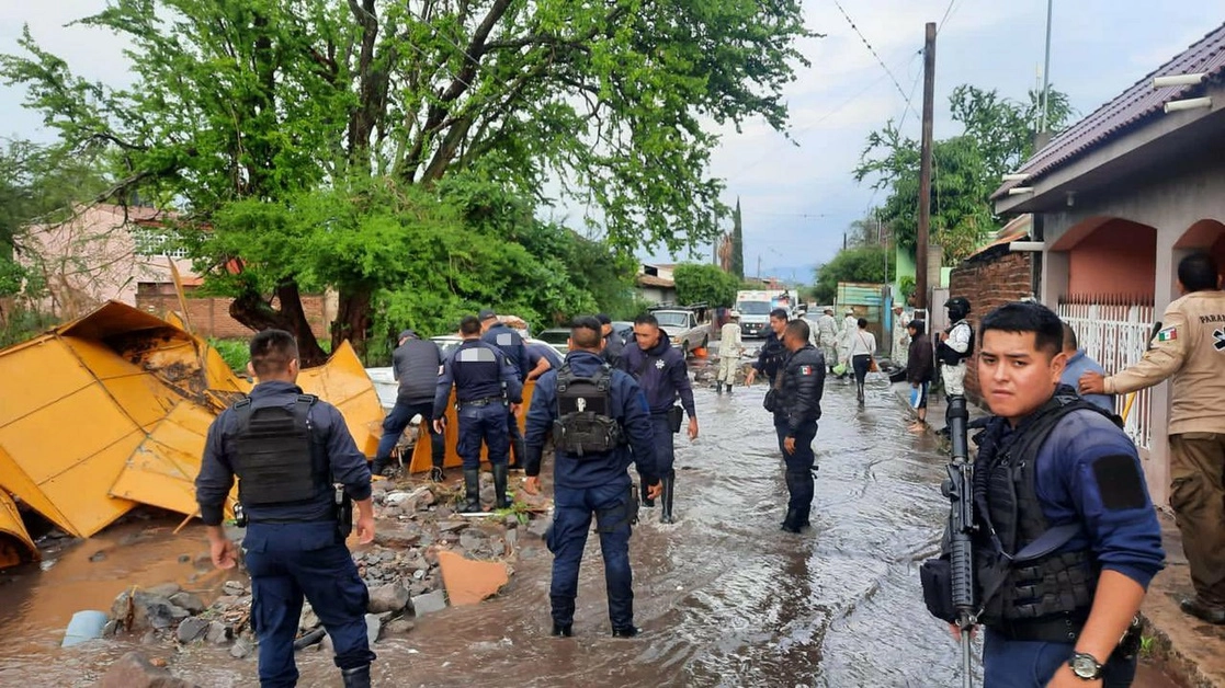Protección Civil apoya a la población damnificada por la tromba que azotó en Villamar, Michoacán. Foto tomada de la cuenta de Twitter @GobMichoacan