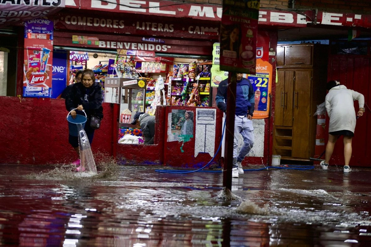 Alrededor de las 17 horas del domingo, la intensa lluvia provocó que las aguas broncas provenientes de la sierra de Santa Catarina en la alcaldía Iztapalapa, colapsaran la parte baja de La Paz.