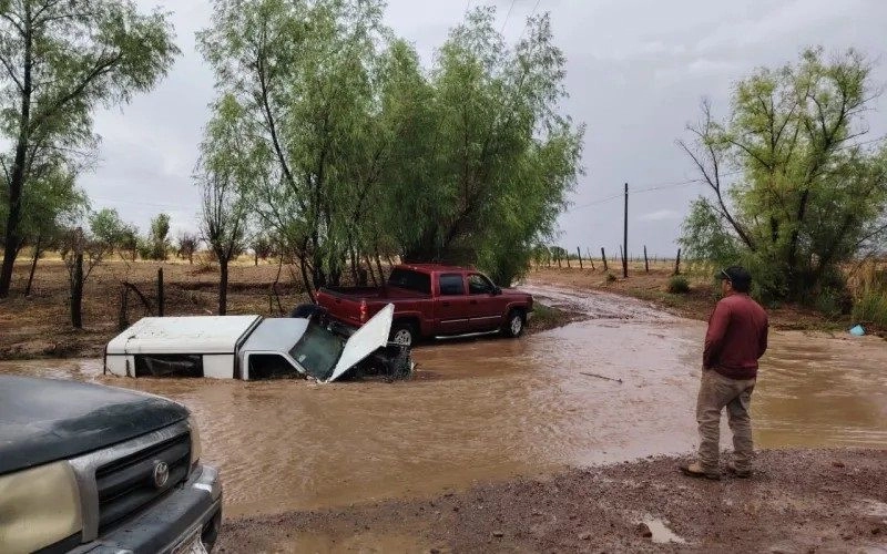 En el caso de Buenaventura hubo lluvia intensa a las 15:36 y 21:59 horas, lo que ocasionó el desbordamiento del arroyo del poblado de Flores Magón y dejó autos varados.