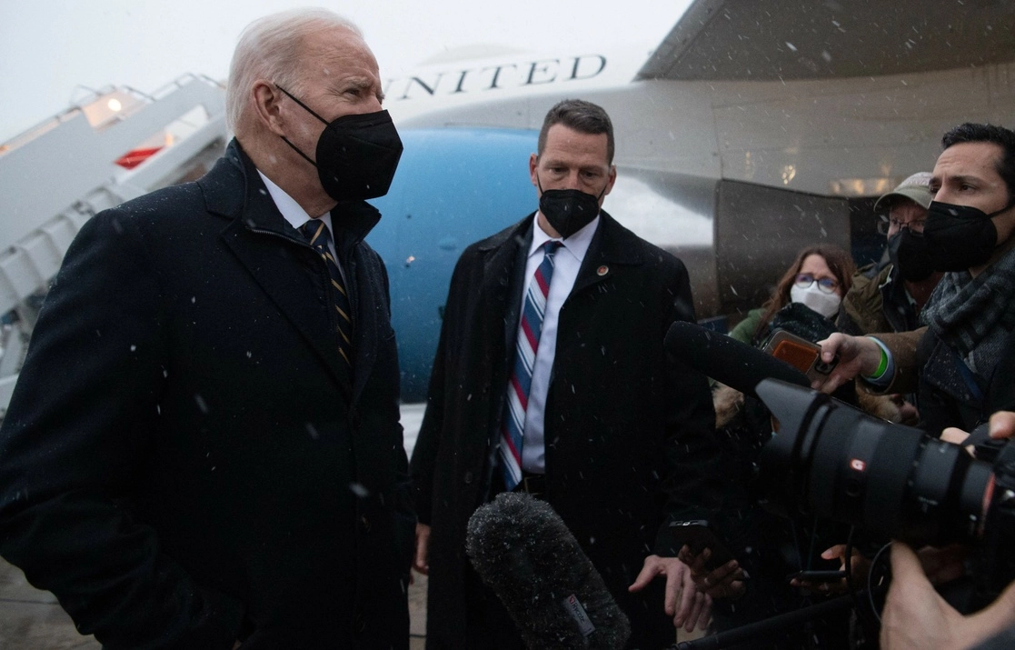 El presidente de EU, Joe Biden, habla con la prensa en la Base de la Fuerza Aérea Andrews, en Maryland. Foto Afp