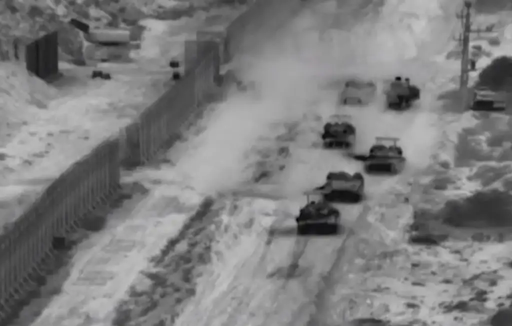 Tanques israelíes cruzan al enclave. Foto Afp