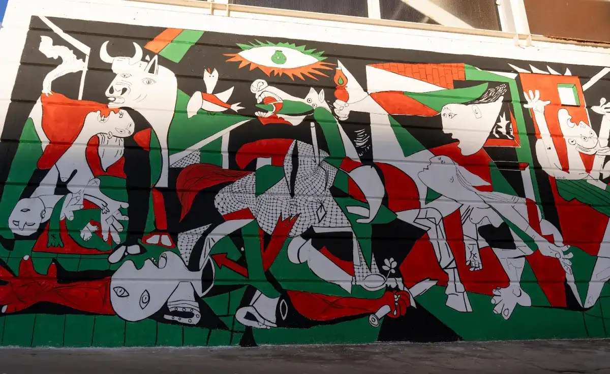 Alumnos de la Universidad de Castilla-La Mancha reinterpretaron el lienzo con los colores de Palestina. Foto 
