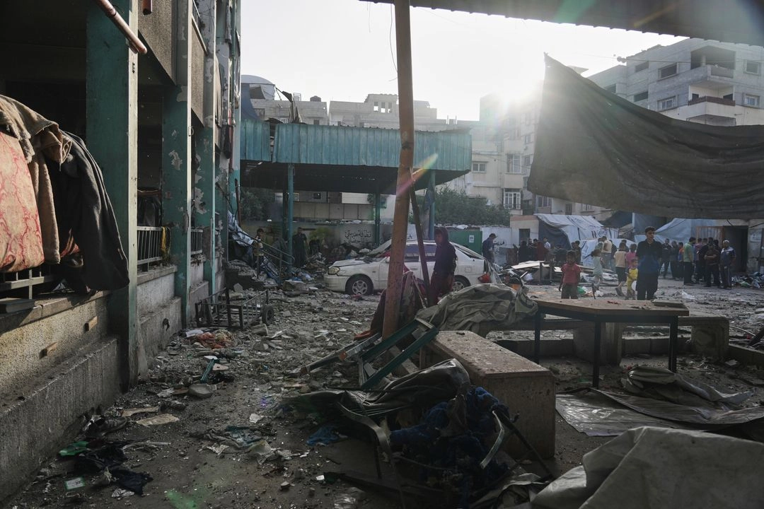 Palestinos inspeccionan los daños en una escuela utilizada como refugio por residentes desplazados, que fue alcanzada por un ataque militar israelí y mató al menos a 36 personas, en la ciudad de Gaza, el lunes 26 de mayo de 2025. Foto