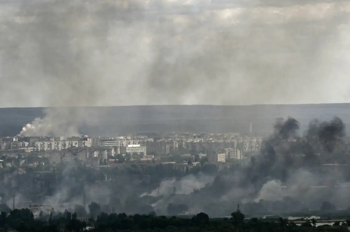 Columnas de humo se elevan sobre la ciudad de Severodonietsk, ayer. Foto Afp 