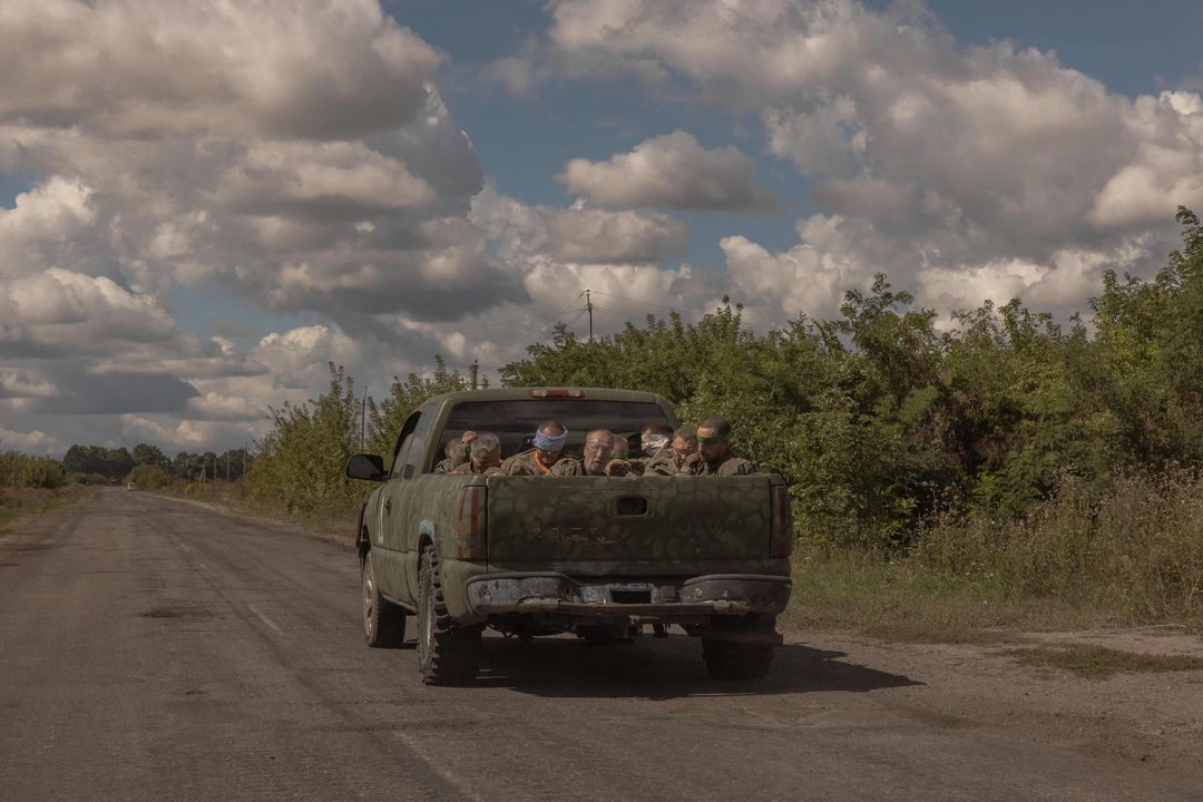 Un vehículo militar ucranio se desplaza desde la frontera con Rusia transportando hombres con los ojos vendados y uniformes militares rusos, en la región de Sumy, el 13 de agosto de 2024. Foto 
