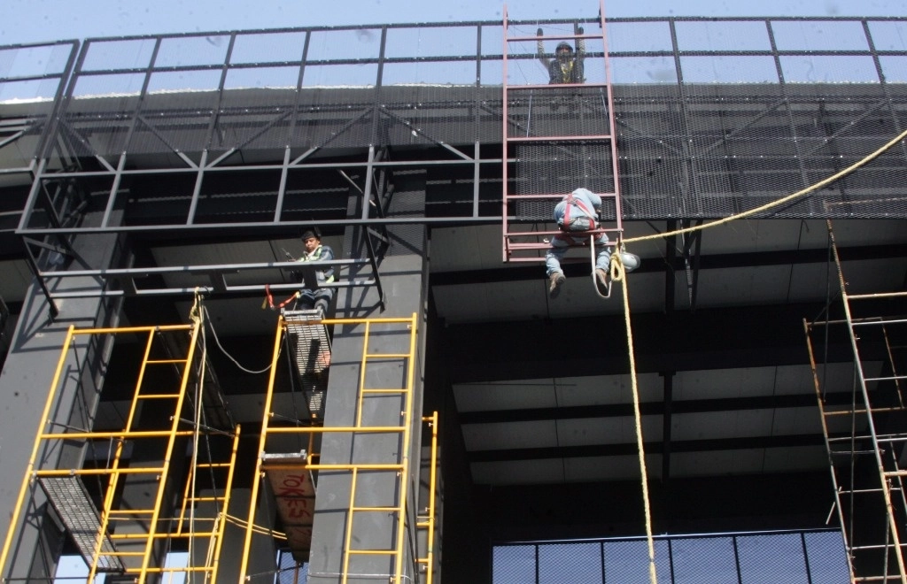 En febrero la construcción se contrajo 2.5 por ciento mensual, luego de la recuperación de 1.4 por ciento en enero. La imagen, del 22 de marzo de 2024. Foto Roberto García Rivas