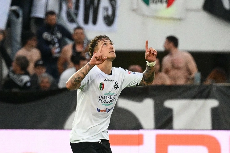 Salvatore Esposito del Spezia anotó de tiro libre el segundo gol de su equipo ante Milan, en la fecha 35 de la Serie A. Foto Afp 