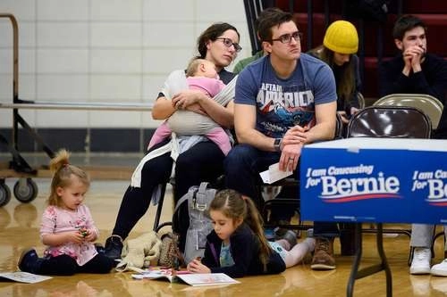 Partidarios del senador Bernie Sanders durante la votación en Des Moines, Iowa. Foto Afp
