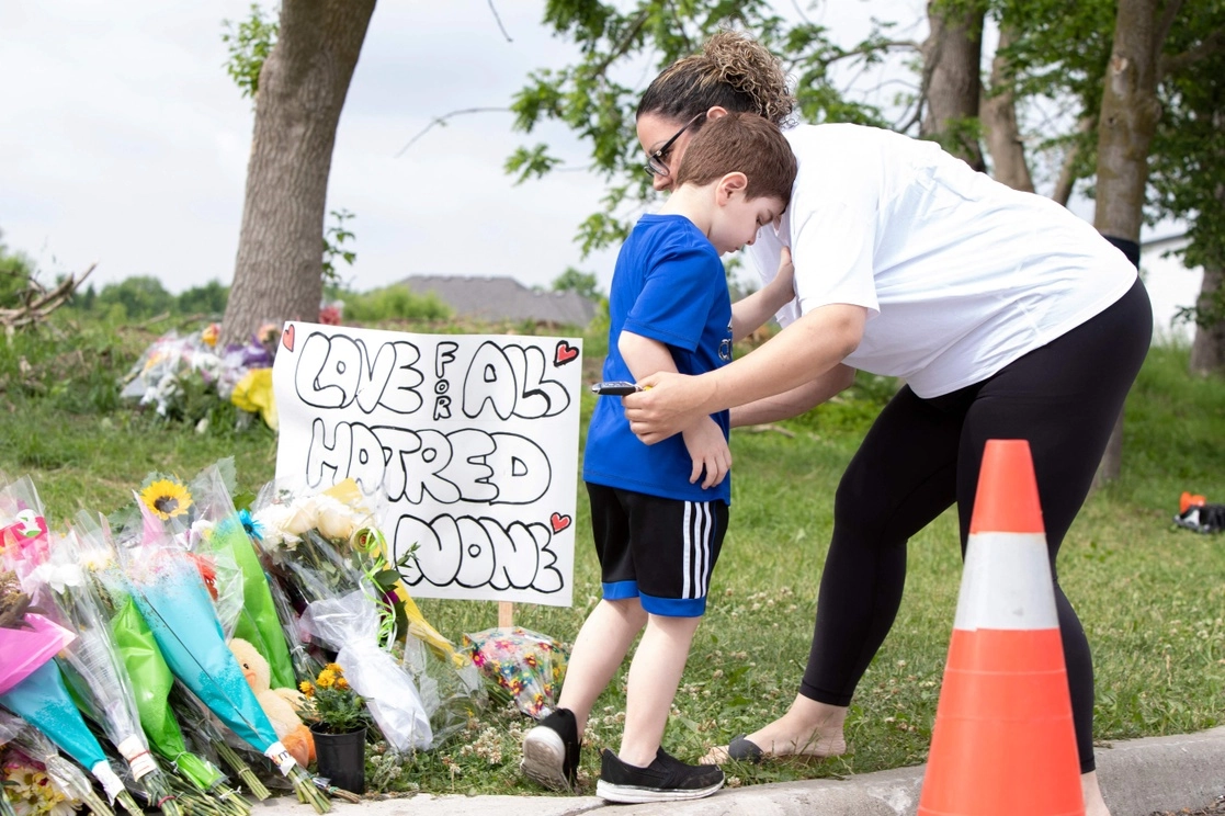 Familias dejaron flores y mensajes en memoria de la familia musulmana atropellada en Ontario, Canadá, el 8 de junio de 2021. Foto Afp