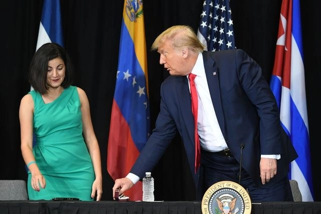 En Florida, Donald Trump y Rosa María Paya, defensora de Derechos Humanos en una mesa redonda sobre apoyo al pueblo de Venezuela. Foto Afp