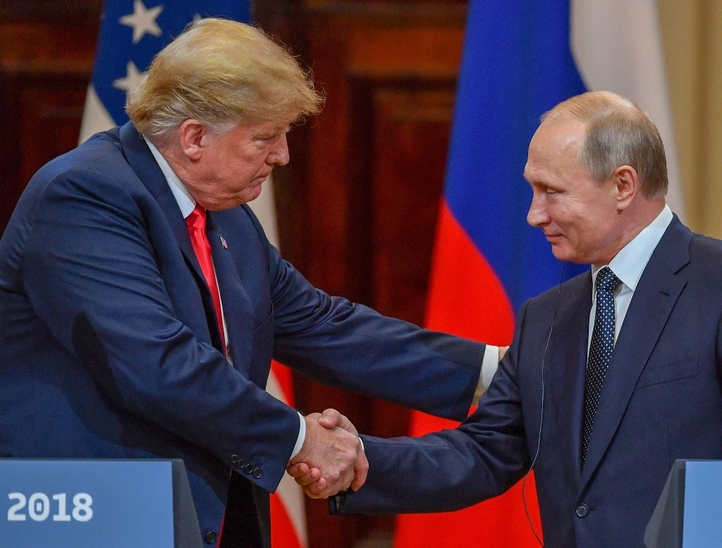 El ex presidente de Estados Unidos, Donald Trump (izq.), estrecha la mano del presidente de Rusia, Vladimir Putin, al final de una conferencia de prensa conjunta después de una reunión en el Palacio Presidencial en Helsinki, el 16 de julio de 2018. Foto Afp/ Archivo 