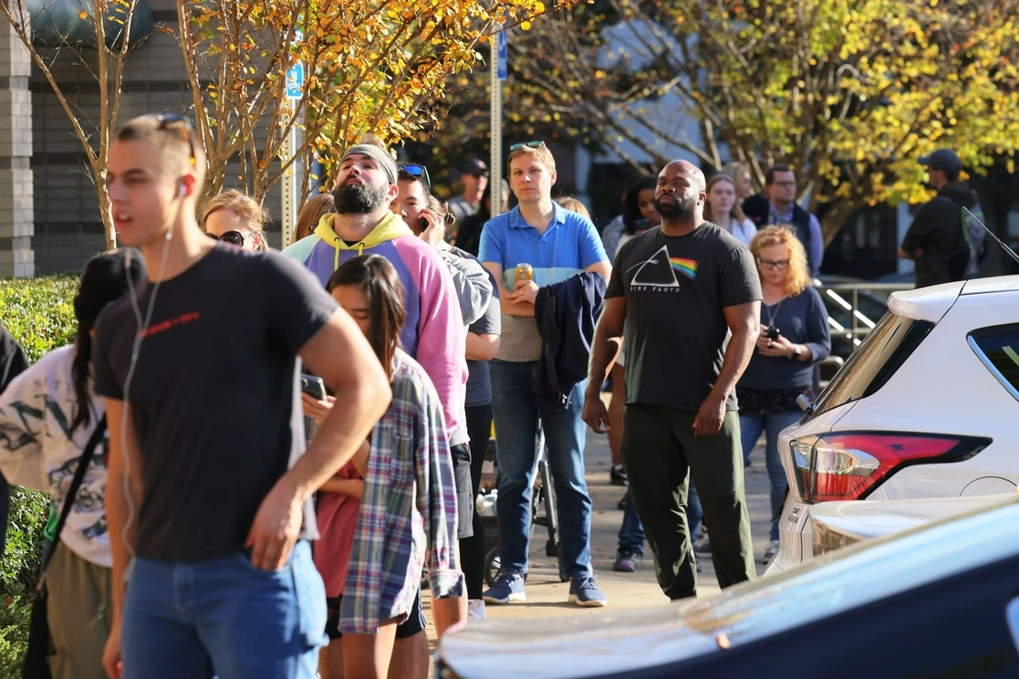Ciudadanos esperan para ejercer el voto anticipado en Atlanta, Georgia, ciudad donde ayer se vieron largas filas para sufragar de manera anticipada. Los georgianos definen este martes a su próximo gobernador y al senador del estado. Foto Afp