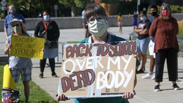 Maestra de escuela de Salt Lake, Utah, participa en un ‘rally’ para exigir medidas sanitarias en el regreso a clases. Foto Ap
