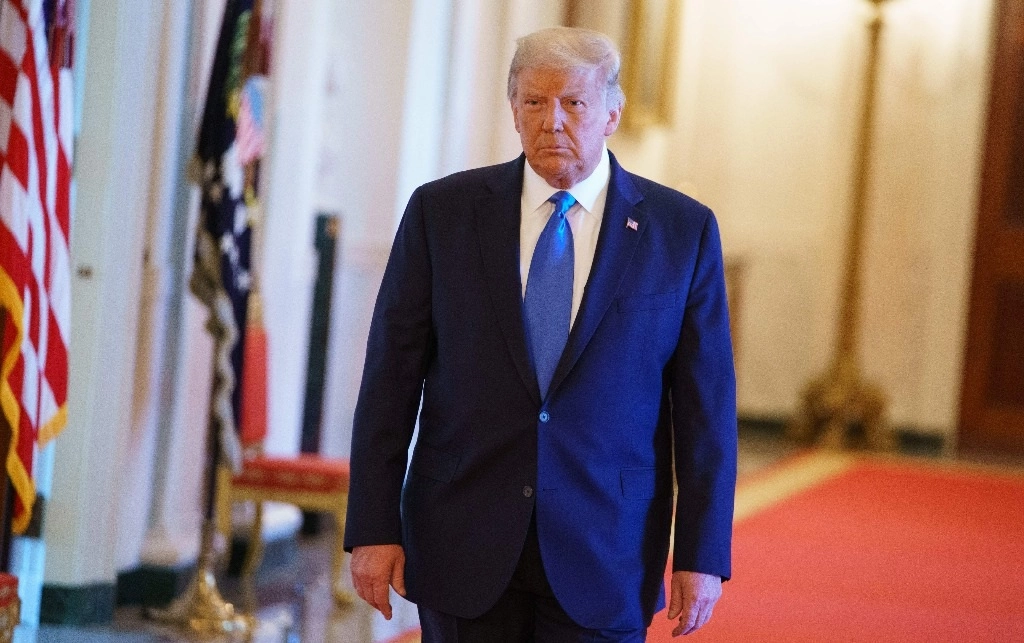El presidente de Estados Unidos, Donald Trump, a su llegada a un evento en horno a los veteranos de Bahía de Cochinos en el Salón Este de la Casa Blanca, en Washington, D.C., el 23 de septiembre de 2020. Foto Afp 