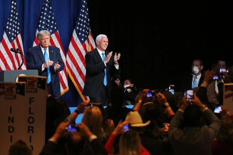 El presidente Donald Trump y el vicepresidente Mike Pence aplauden con la multitud después de hablar durante el primer día de la Convención Nacional Republicana. Foto Ap