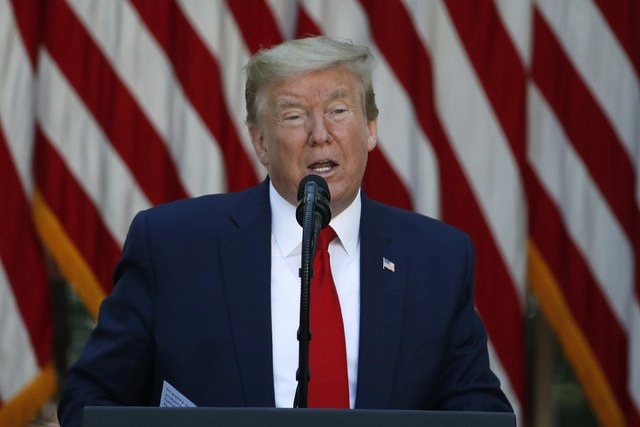 El presidente Donald Trump acusó el lunes a los demócratas de levantar las medidas de bloqueo del coronavirus con demasiada lentitud. Foto Ap 