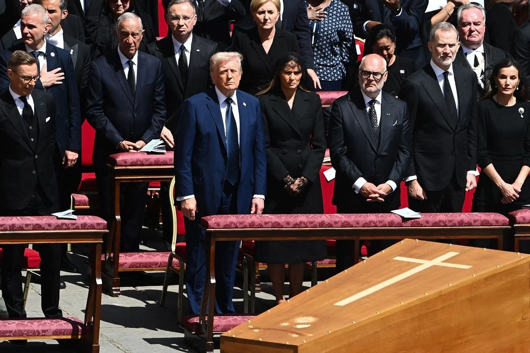 Desde la izquierda, el presidente de Finlandia, Alexander Stubb; el mandatario de Estados Unidos, Donald Trump, y su esposa, Melania Trump, el gobernante de Estonia, Alar Karis; el rey Felipe VI de España y su esposa, la reina Letizia de España frente al ataúd del Papa Francisco. Foto
