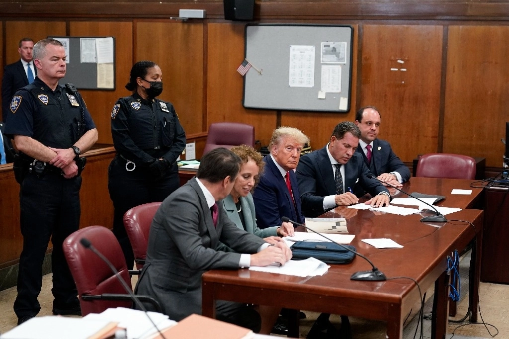 El expresidente Donald Trump comparece ante el tribunal para su lectura de cargos el 4 de abril de 2023 en Nueva York. Foto Ap