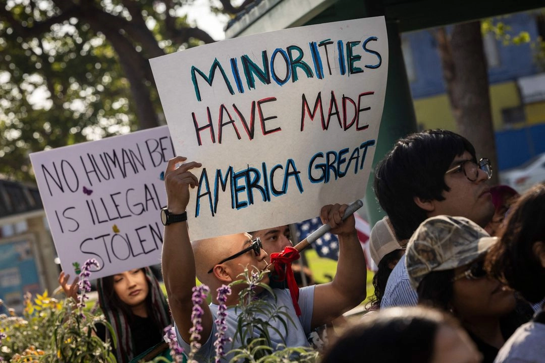 Un manifestante sostiene un cartel que dice "Las minorías han hecho grande a Estados Unidos" durante una conferencia de prensa y una manifestación en el Parque Salazar, en Boyle Heights, al este de Los Ángeles, California, el 11 de junio de 2025. Foto
