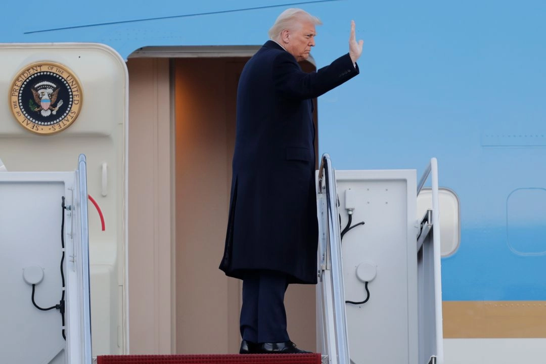 El presidente Donald Trump saluda desde las escaleras del Air Force One en la Base Conjunta Andrews, Maryland, el viernes 7 de marzo de 2025. Foto