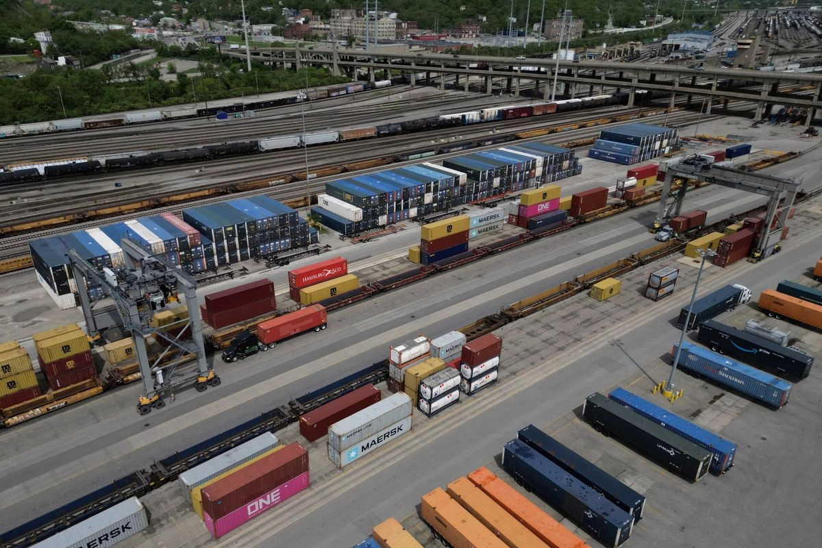 Contenedores de carga se cargan en camiones en CSX Intermodal Terminals, proveedor de transporte ferroviario de carga, en el Patio de Ferrocarriles Queensgate de CSX. Foto