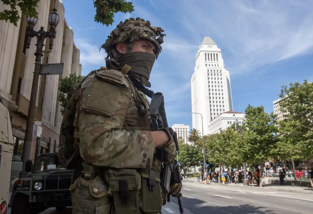 "El presidente Trump firmó un memorando presidencial para el despliegue de 2 mil efectivos de la Guardia Nacional para controlar la anarquía que dejaron arraigarse", dijo la secretaria de prensa de la Casa Blanca, Karoline Leavitt. Foto