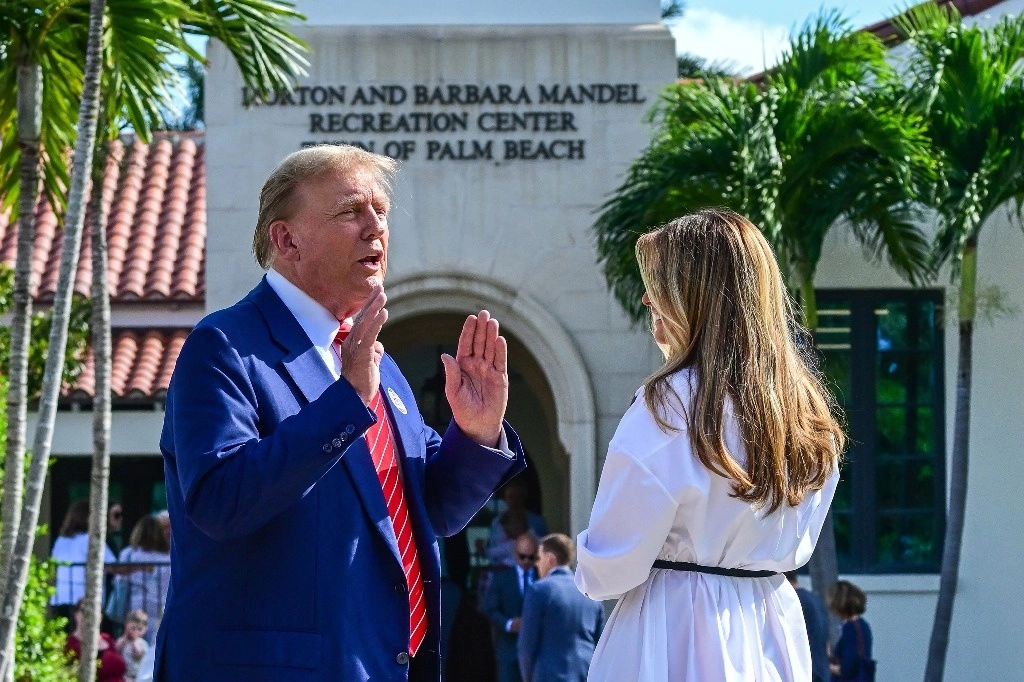 El candidato presidencial republicano Donald Trump y su esposa Melania Trump llegan a votar en las elecciones primarias de Florida en un colegio electoral en el Centro Recreativo Morton y Barbara Mandel en Palm Beach, Florida, el 19 de marzo de 2024. Foto Afp