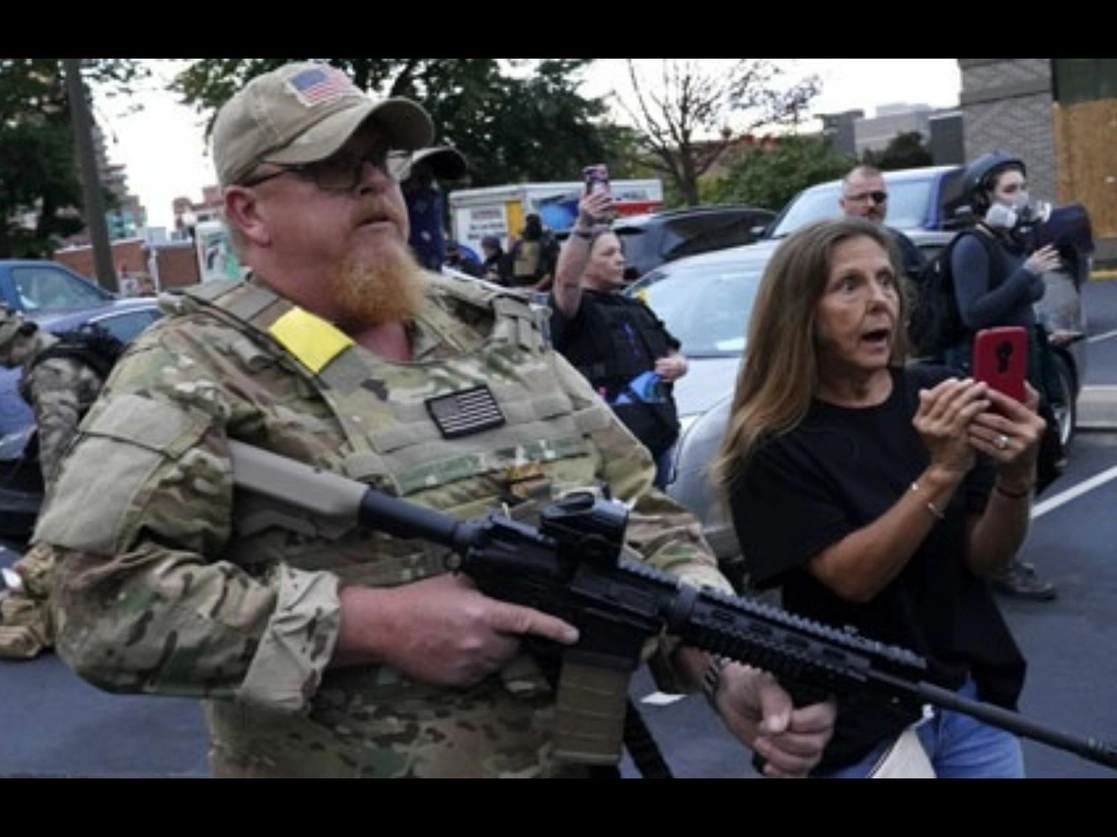 Integrantes del movimiento Black Lives Matter se manifestaron de nuevo en Louisville (imagen) contra la violencia oficial racista y en rechazo al fallo de un gran jurado que decidió no castigar a los tres agentes involucrados en el asesinato de la afroestadunidense Breonna Taylor. Foto Ap