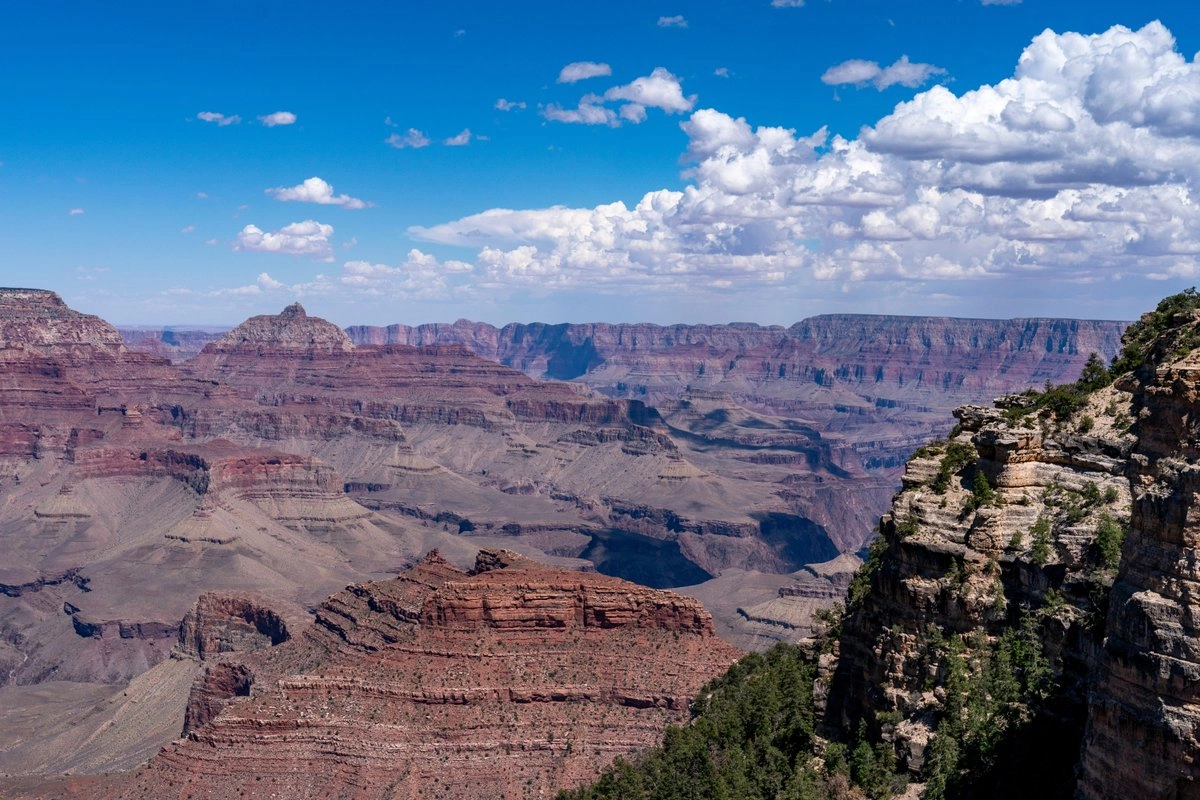  Nubes pasan sobre el Borde Sur del Parque Nacional del Gran Cañón en Grand Canyon Village, Arizona. Foto
