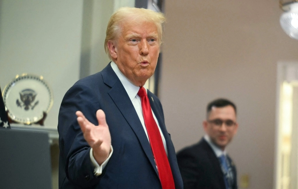 El presidente Donald Trump reiteró su intención de cobrar un arancel del 10% a China. Foto Afp