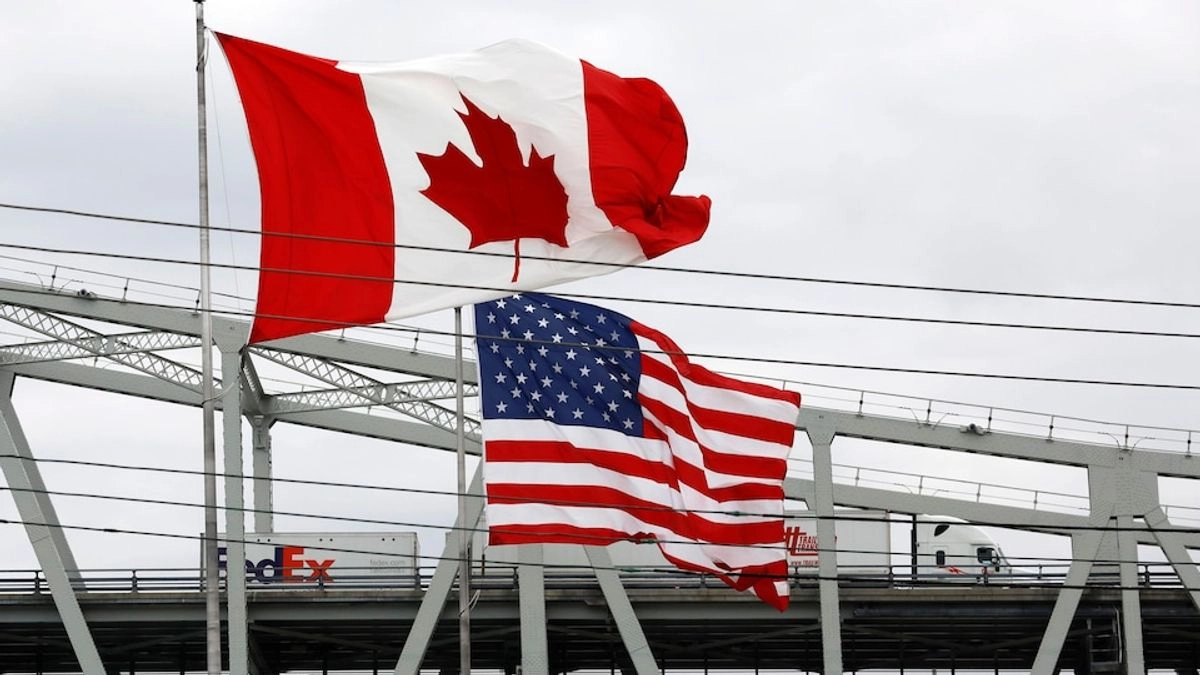 Imagen de archivo de las banderas canadiense y estadunidense izadas en un paso fronterizo. Foto