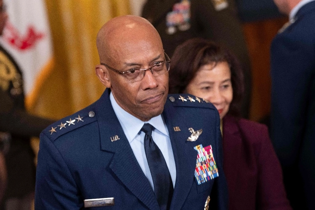 Charles Quinton Brown Jr., jefe del Estado Mayor Conjunto, sale de una ceremonia de entrega de la Medalla de Honor en la Casa Blanca en Washington, DC, el 3 de enero de 2025. Foto Afp