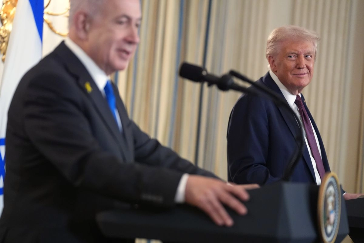 El presidente Donald Trump escucha durante una conferencia de prensa con el primer ministro israelí, Benjamin Netanyahu, en el Comedor de Estado de la Casa Blanca, el lunes 29 de septiembre de 2025, en Washington. Foto