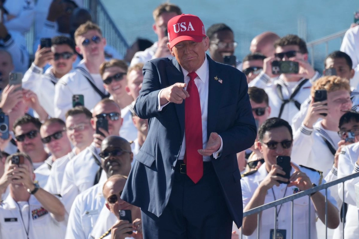 El presidente, Donald Trump, llega para hablar durante la celebración del 250 aniversario de la Armada de los Estados Unidos a bordo del USS Harry S. Truman en la Estación Naval de Norfolk, el domingo 5 de octubre de 2025 en Norfolk, Virginia. 