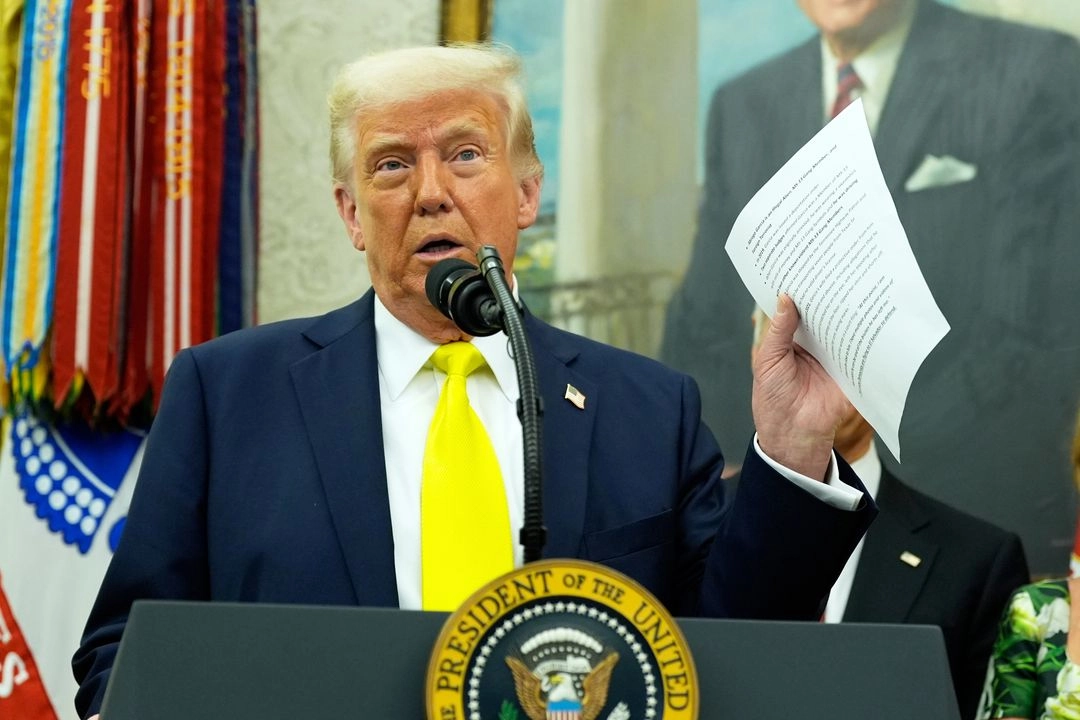 El presidente Donald Trump sostiene un documento con notas sobre Kilmar Abrego García mientras habla con periodistas en la Oficina Oval de la Casa Blanca, el 18 de abril de 2025, en Washington. Foto