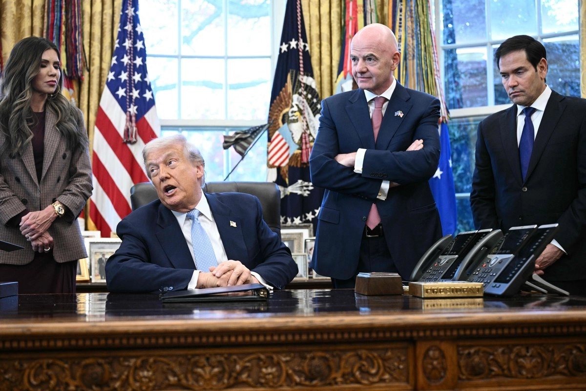 	El presidente de Estados Unidos, Donald Trump, habla mientras (izq.) la secretaria de Seguridad Nacional, Kristi Noem, el presidente de la FIFA, Gianni Infantino, y el secretario de Estado, Marco Rubio, escuchan durante una reunión con el Grupo de Trabajo de la Casa Blanca sobre la Copa Mundial de la FIFA 2026 en el Despacho Oval de la Casa Blanca en Washington, D.C., el 17 de noviembre de 2025.