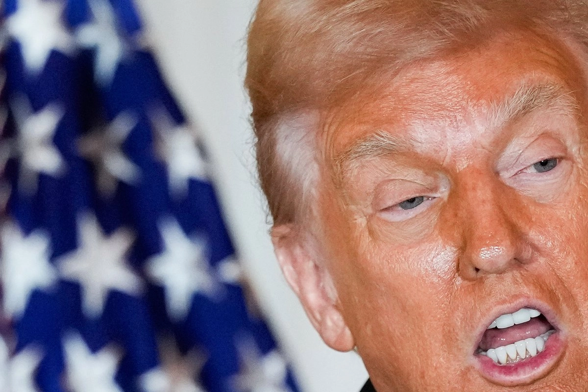 El presidente Donald Trump habla en una recepción de los Honores del Centro Kennedy para los galardonados Sylvester Stallone, George Strait, Kiss, Gloria Gaynor y Michael Crawford en el Departamento de Estado, el sábado 6 de diciembre de 2025, en Washington. Foto