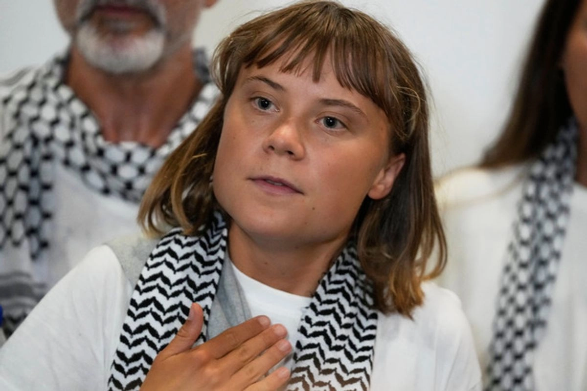 La activista Greta Thunberg tras su arribo a Atenas, Grecia. Foto 