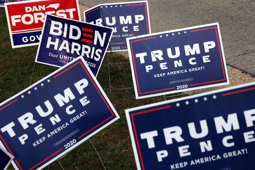 Pancartas de ambos equipos en la elección de Estados Unidos. Foto Afp